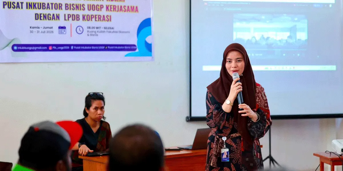 Direktur Umum dan Hukum LPDB Koperasi, Deva Rachman saat Memberikan Keterangan di Pelatihan Inkubasi Tenant KDKMP Pusat Inkubasi Bisnis Universitas Ottow Geissler Papua yang diselenggarakan di Kota Jayapura, Papua, Jumat (31/7).