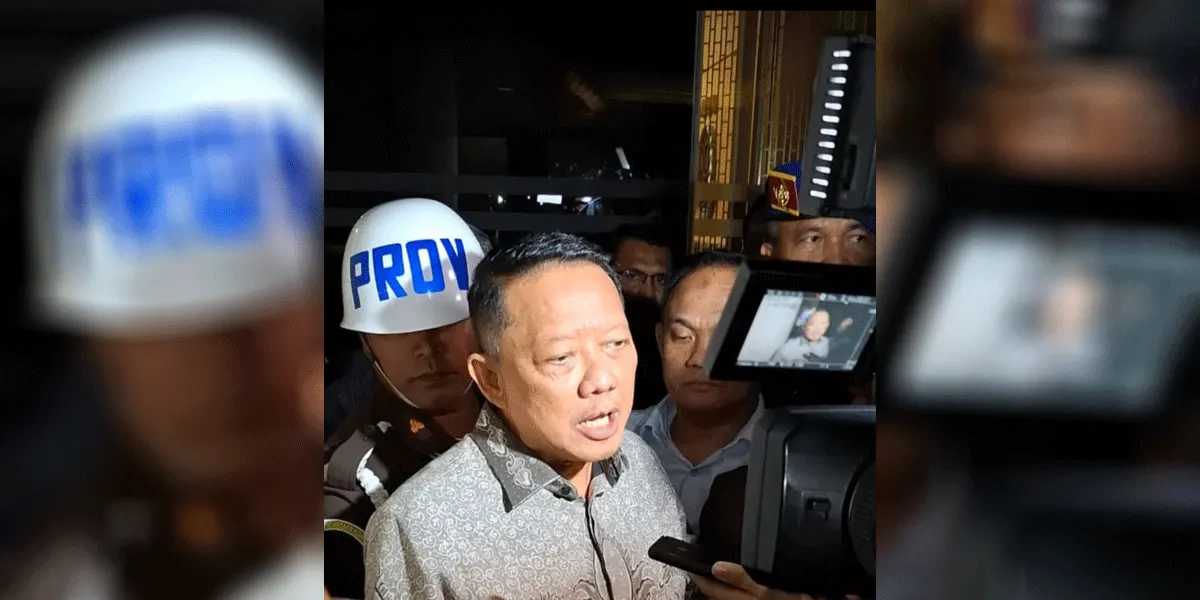 Mantan Jampidsus Febrie Adriansyah yang tanpa mengenakan rompi tahanan dan borgol resmi ditahan di rutan KPK di Jakarta Timur.