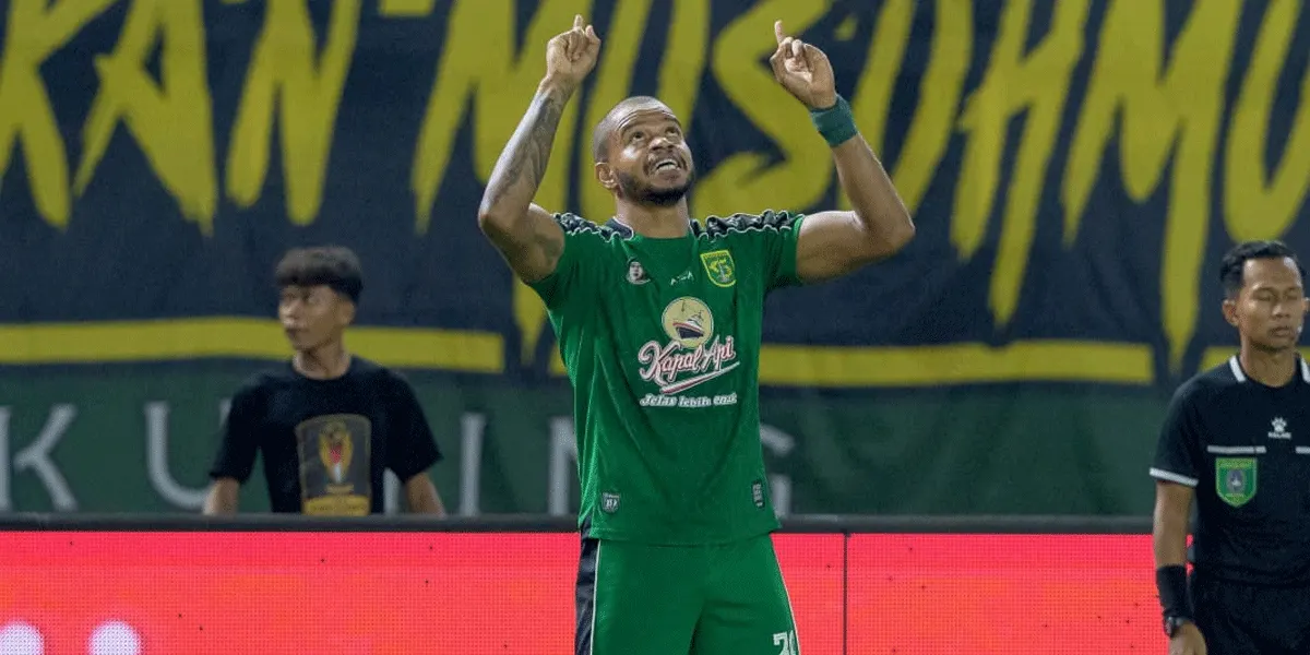Penyerang Persebaya, Alex Martins, melakukan selebrasi usai menjebol gawang Port FC.