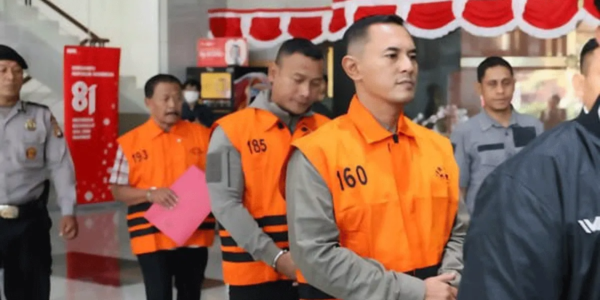 Staf administrasi KPK Setya Budi Dias Oktavianto (DIS) bersama ayahnya Lilik Budi Suprianto ditetapkan sebagai tersangka kasus dugaan pemerasan terhadap Bupati Pemalang Anom Widiyantoro.