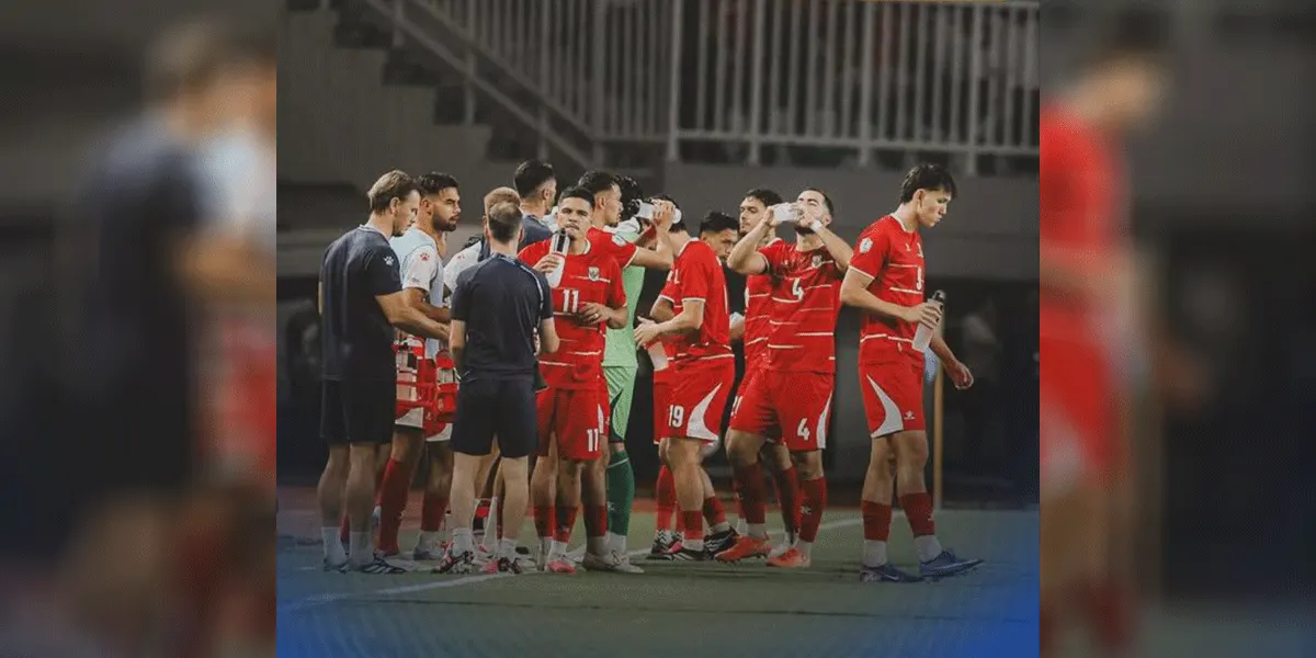 Para pemain Timnas Indonesia berada di pinggir lapangan saat istirahat babak pertama melawan Timnas Vietnam di Piala AFF 2026.