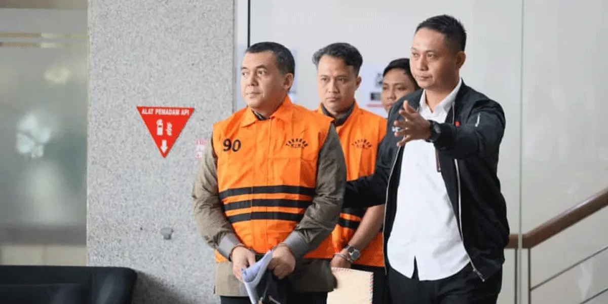 Eks Wakil Menteri Imigrasi dan Pemasyarakatan Silmy Karim mengenakan rompi tahanan usai terjerat kasus imigrasi.