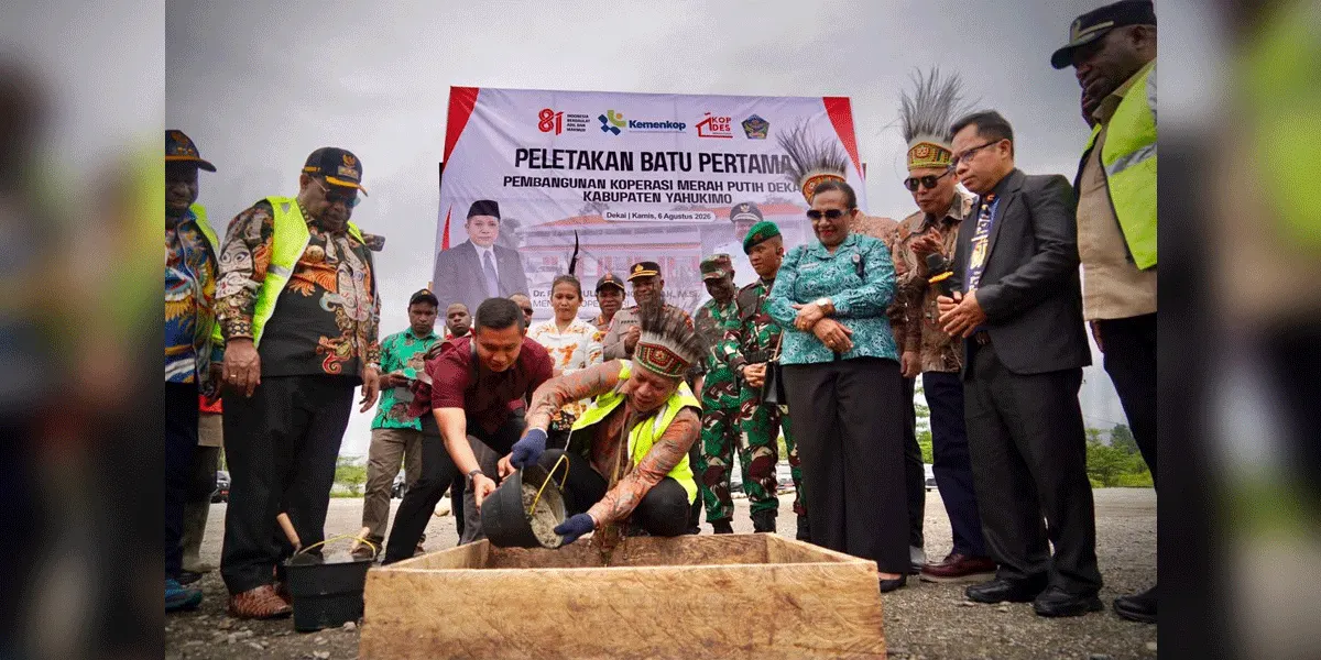 Menteri Koperasi (Menkop) Ferry Juliantono saat Melakukan  peletakan batu pertama pembangunan KDKMP di Kabupaten Yahukimo, Papua Pegunungan, Kamis (6/8/2026).
