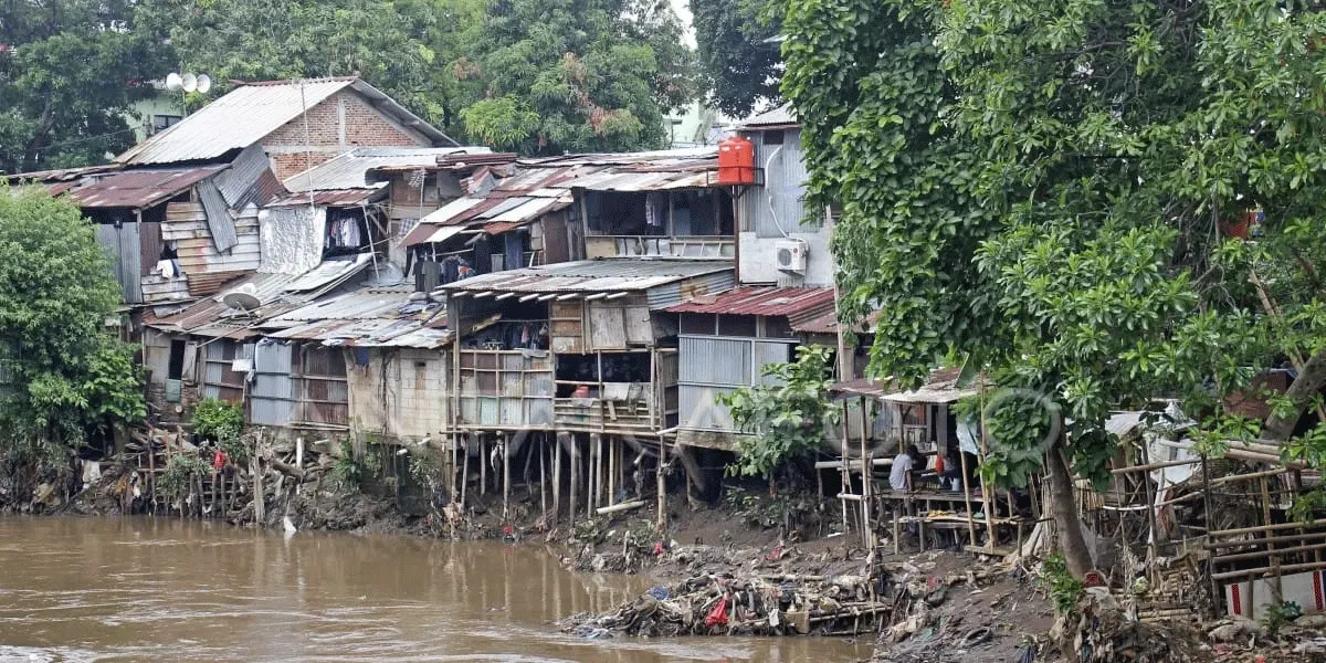 Ilustrasi deretan rumah di kawasan bantaran sungai mencerminkan pentingnya pemerataan pembangunan. Penurunan angka kemiskinan perlu diikuti peningkatan kualitas permukiman dan akses layanan dasar bagi masyarakat.