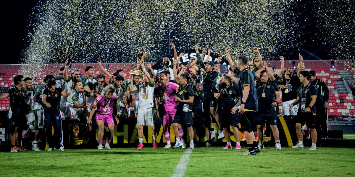 Persebaya keluar sebagai kampiun Piala Presiden 2026 usai mengandaskan Persib Bandung via adu penalti.