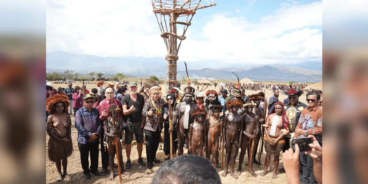 Menteri Koperasi (Menkop) Ferry Juliantono saat menghadiri acara Festival Budaya Lembah Baliem, Kampung Walesi, Jaya Wijaya, Papua Pegunungan, Jumat (7/8).