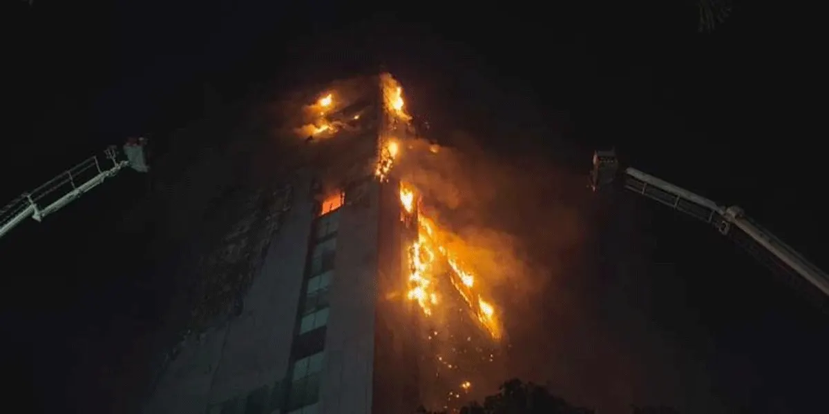 Kepulan api terlihat di Gedung Bapenda DKI Jakarta, Petojo, Jakarta Pusat yang terbakar.