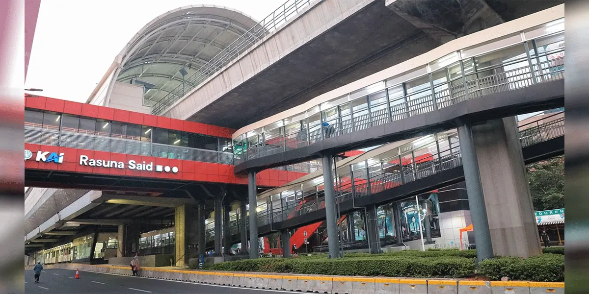 Dua JPO berdampingan di Jalan H.R. Rasuna Said, Setiabudi, Jakarta Selatan, salah satunya akan dibongkar untuk mengoptimalkan akses penyeberangan yang lebih nyaman dan terintegrasi dengan transportasi publik.