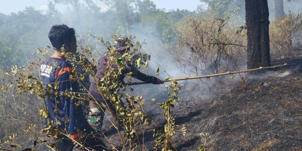 Tim BPBD Kabupaten Banyumas berupaya memadamkan api dengan peralatan sederhana.