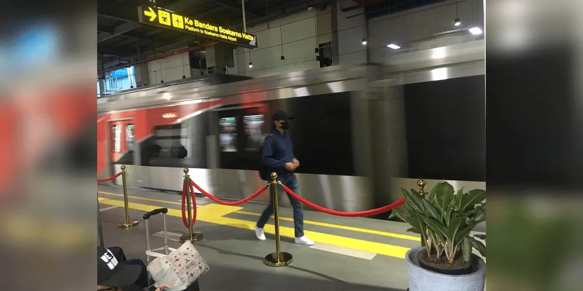 Seorang penumpang berjalan di peron kereta api di kawasan Sudirman, Jakarta Pusat pada beberapa waktu lalu.