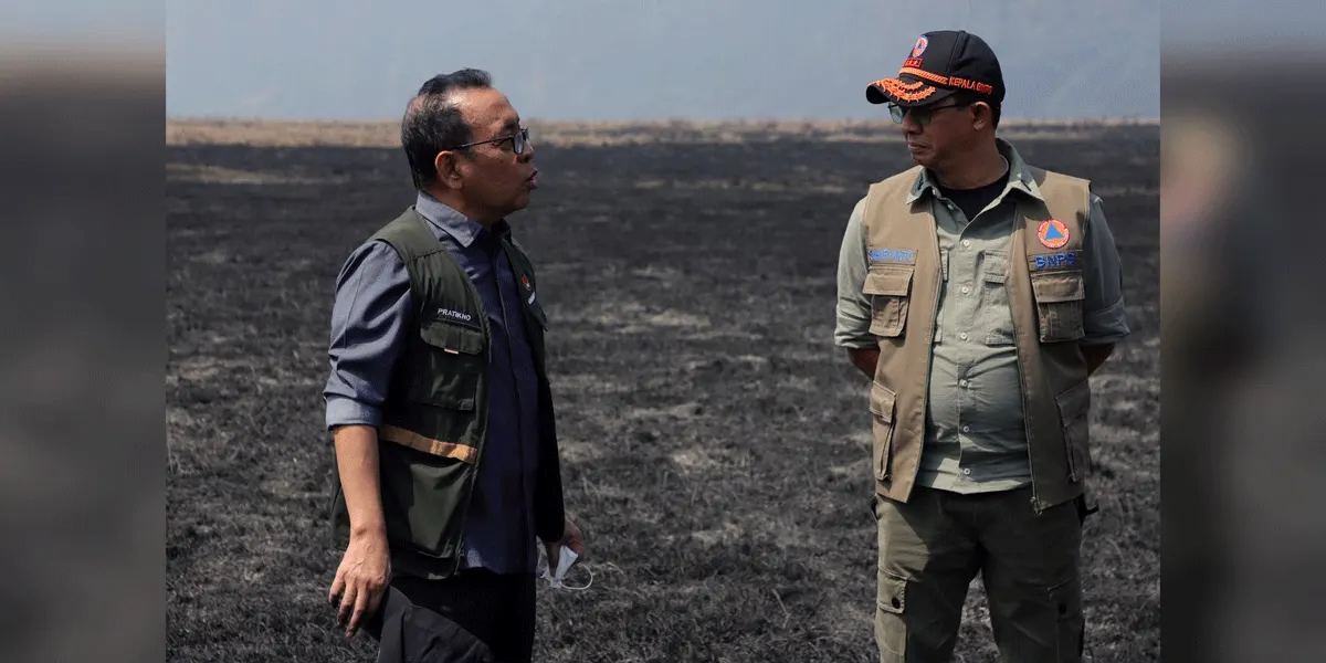 Kepala Badan Nasional Penanggulangan Bencana (BNPB) Suharyanto saat meninjau kawasan kebakaran karhutla di kawasan Gunung Bromo, Jawa Timur.