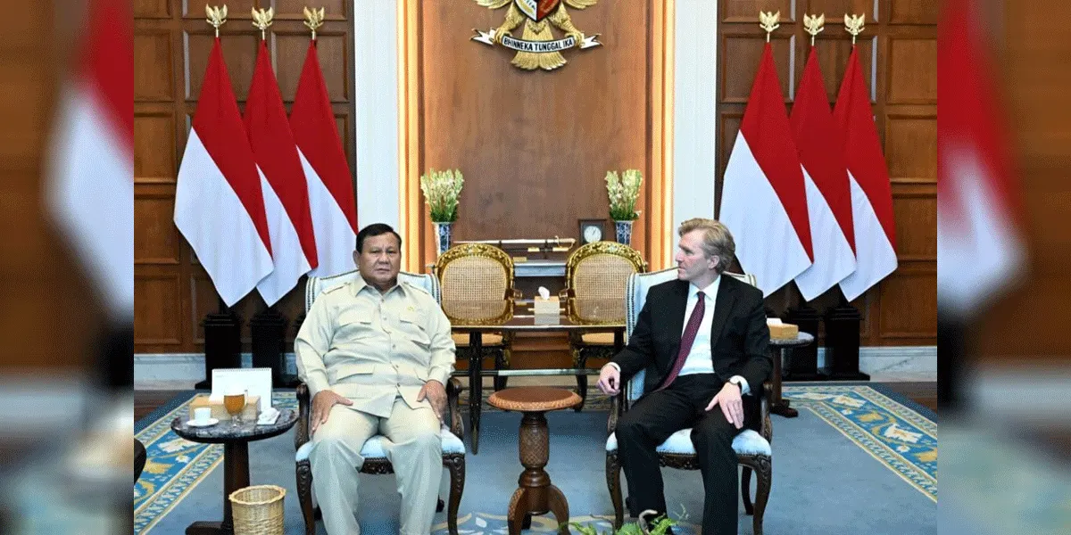 Wakil Menteri Perang Amerika Serikat untuk Urusan Kebijakan Elbridge Colby (kanan) bertemu Presiden Prabowo Subianto di Istana Merdeka, Jakarta, Rabu (12/8/2026).