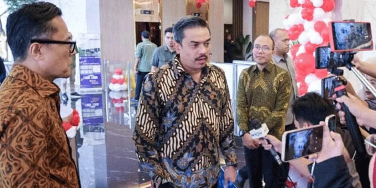 Menteri UMKM, Maman Abdurrahman memberikan keterangan pers usai Rapat Komite Pengarah Kredit Usaha Rakyat (KUR) di Kantor Kementerian Koordinator Bidang Perekonomian, Jakarta, Rabu (12/8/2026).