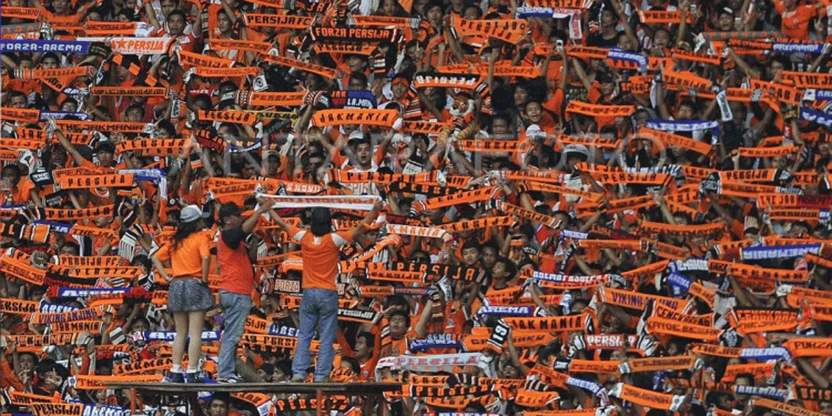 Ilustrasi suporter Persija, The Jakmania saat mendukung tim kesayangannya berlaga dalam salah satu pertandingan.