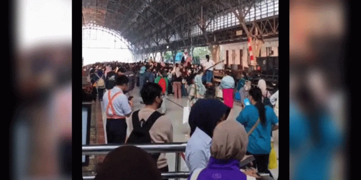 Perjalanan KRL Tanjung Priok sempat terhenti akibat kerumuman warga di jalur rel.
