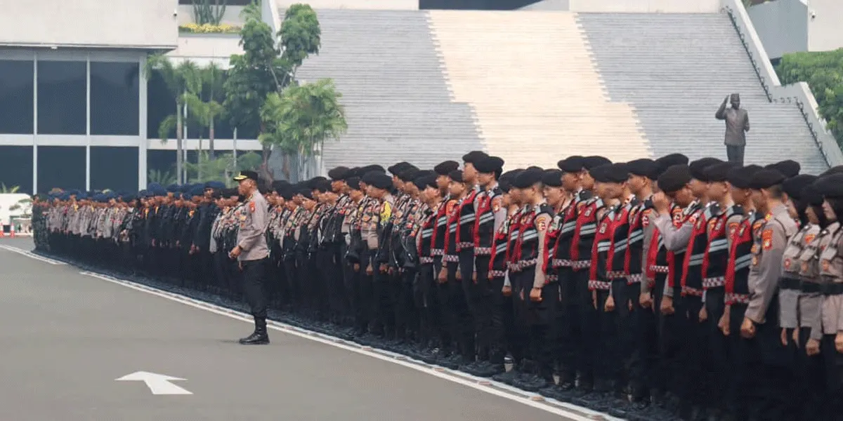 Ribuan personel aparat gabungan menggelar apel pengamanan unjuk rasa di wilayah Jakarta Pusat.