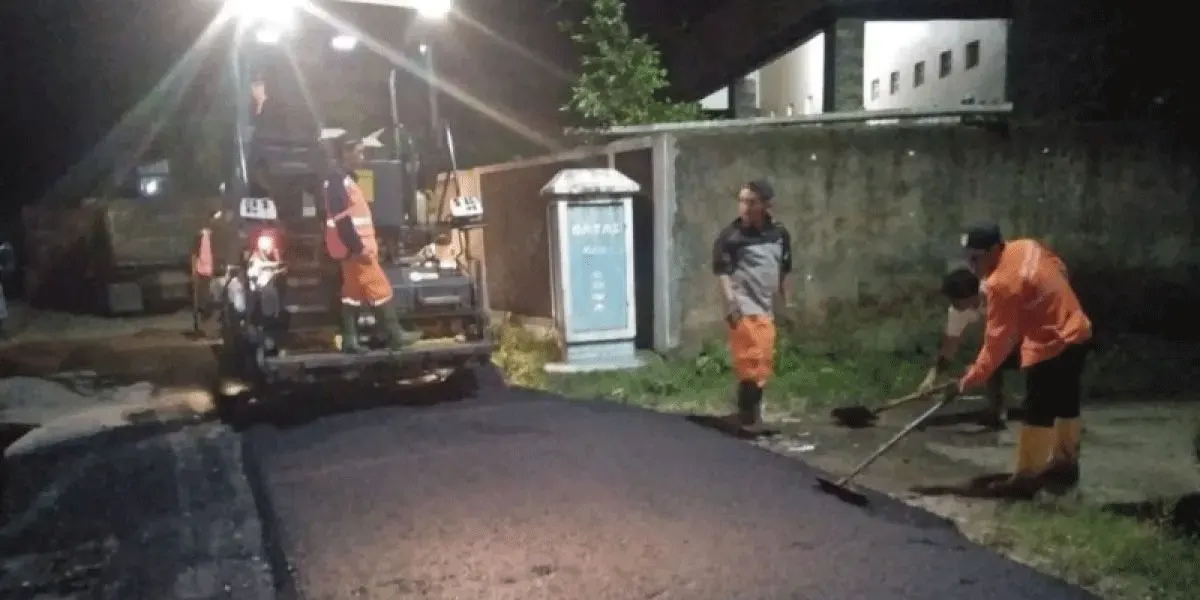 Ilustrasi - Pekerja melakukan pengaspalan jalan pada malam hari sebagai bagian dari upaya meningkatkan kualitas infrastruktur dan memperkuat konektivitas masyarakat di daerah.
