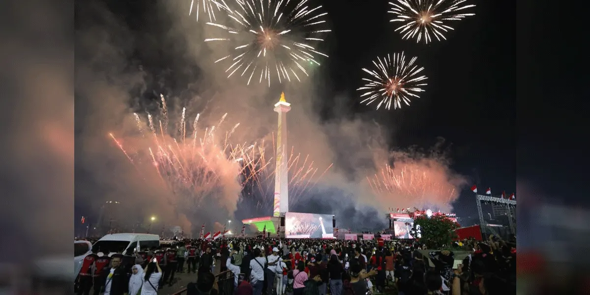 Masyarakat menyaksikan pesta kembang api di kawasan Monas, Jakarta, dalam rangkaian Pesta Rakyat HUT Ke-80 Kemerdekaan RI pada 17 Agustus 2025 lalu.
