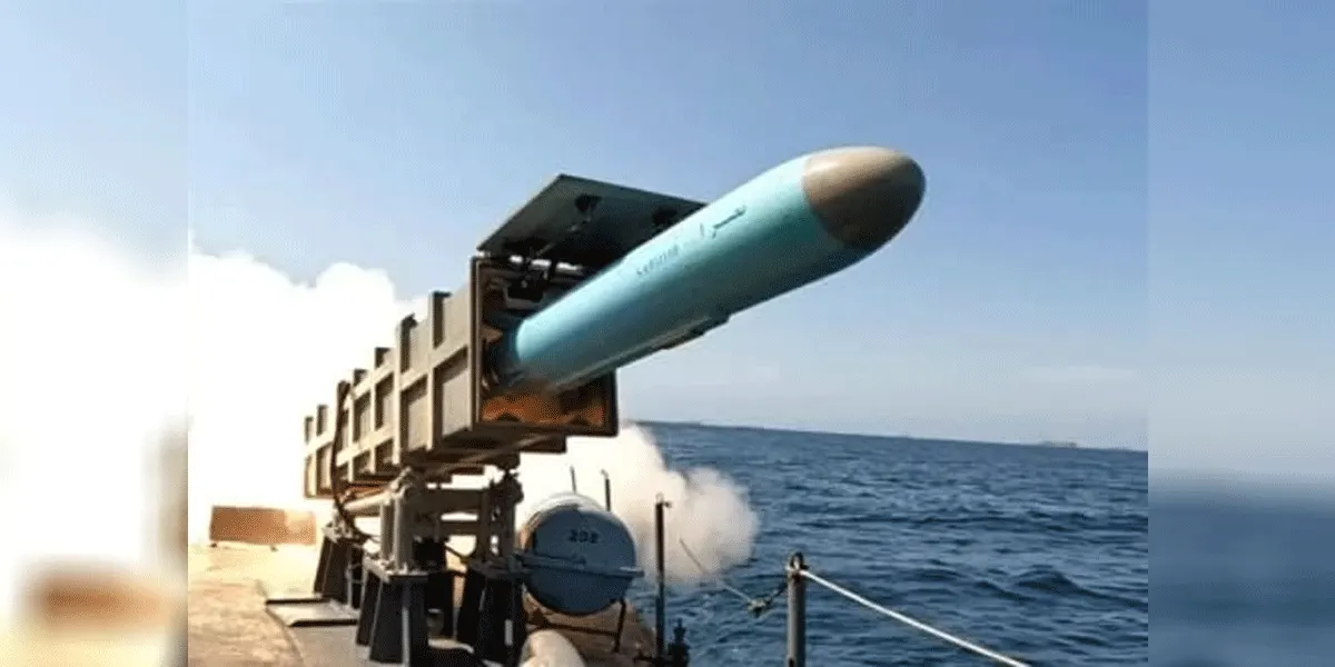Militer Iran menembakkan rudal dari kapal perang.