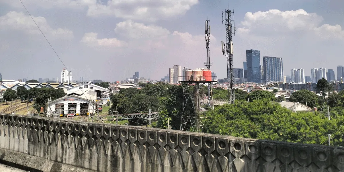 Langit di Jakarta terpantau cerah berawan