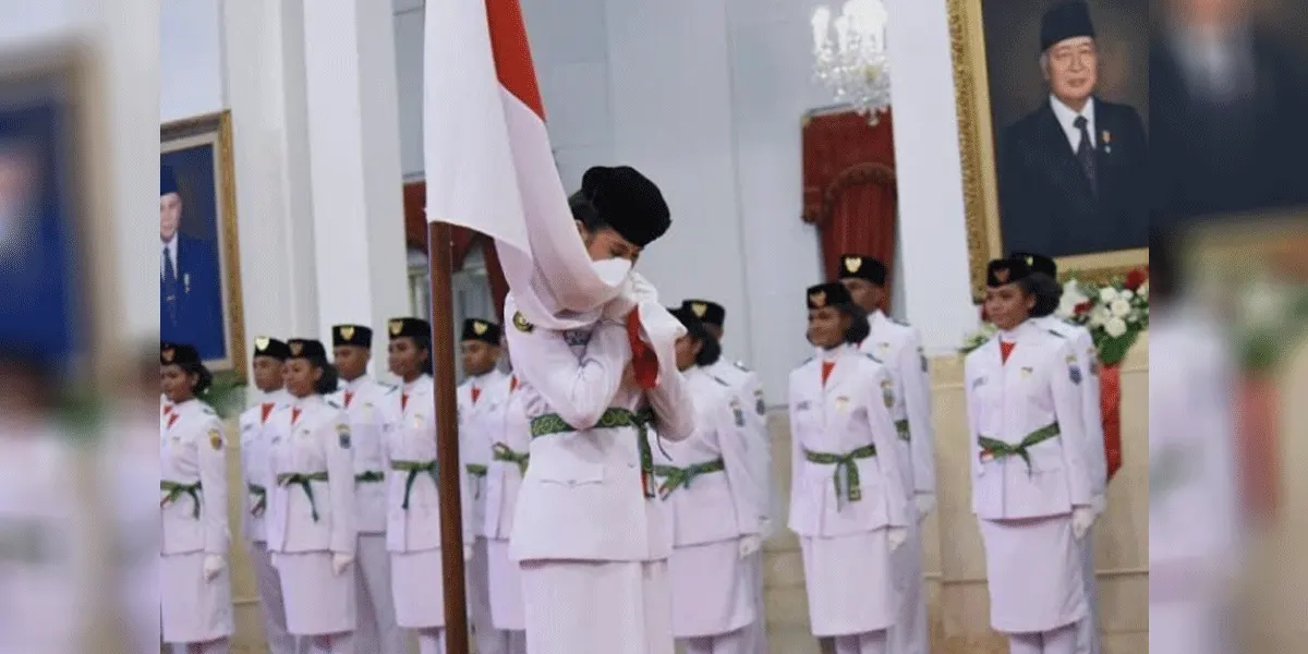 Ilustrasi pengibar bendera pusaka.