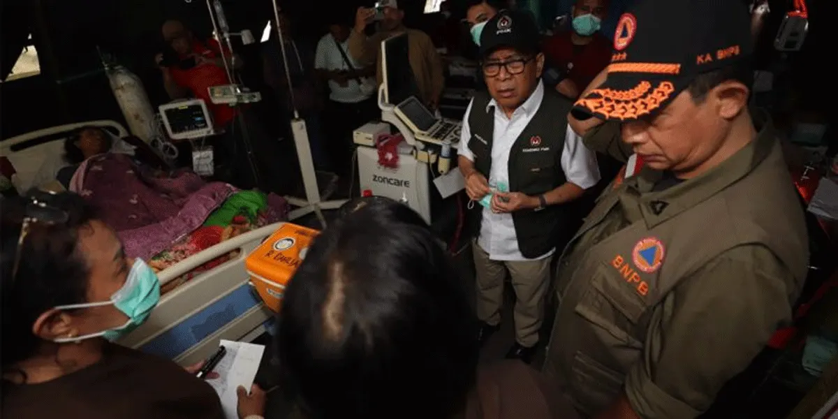Kepala BNPB Suharyanto (topi rompi tundra) bersama Menko PMK Pratikno saat mengunjungi Rumah Sakit Umum Daerah (RSUD) Manggarai, yang terdampak gempabumi M 7,7 di Ruteng, Kabupaten Manggarai, Nusa Tenggara Timur.