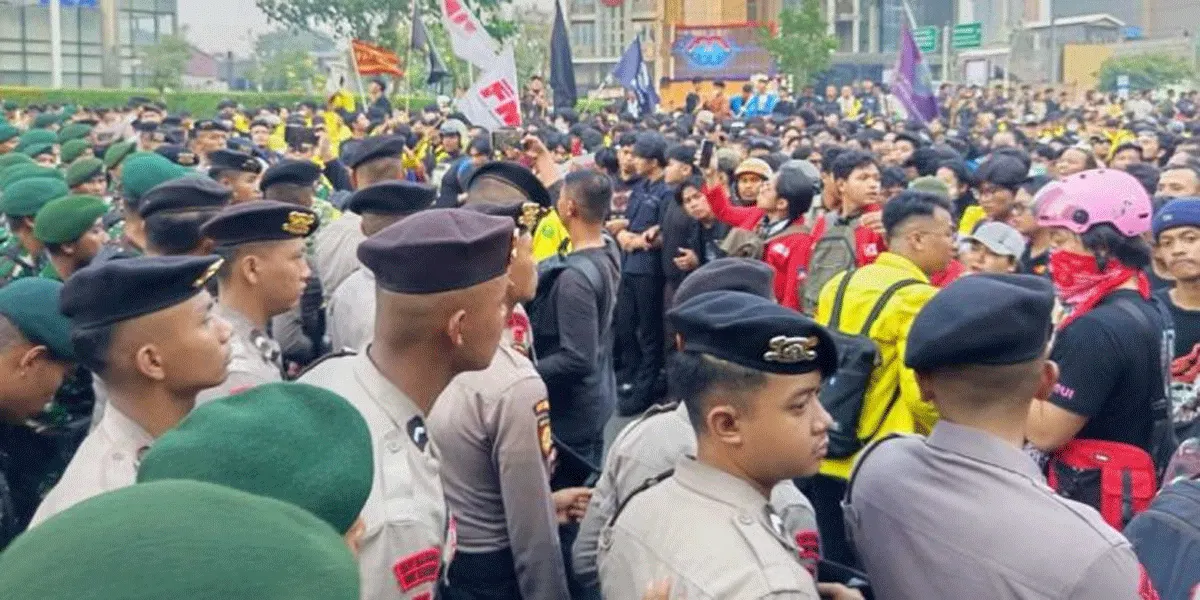 Sejumlah aparat gabungan melakukan blokade ratusan mahasiswa yang menggelar demonstrasi di kawasan Sudirman, Jakarta Pusat baru-baru ini.