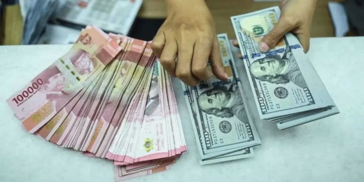 Ilustrasi petugas menghitung uang pecahan dolar AS dan rupiah di gerai penukaran mata uang asing di Jakarta akhir April 2024 lalu.
