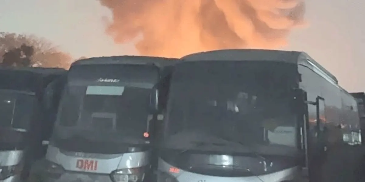 Puluhan bus tua milik PO Sinar Jaya hangus dilalap api dalam kebakaran yang terjadi di area gudang penyimpanan bus di Jarakosta, kawasan industri MM2100, Cikarang Barat, Kabupaten Bekasi, pada Selasa (18/8/2026) dini hari WIB.