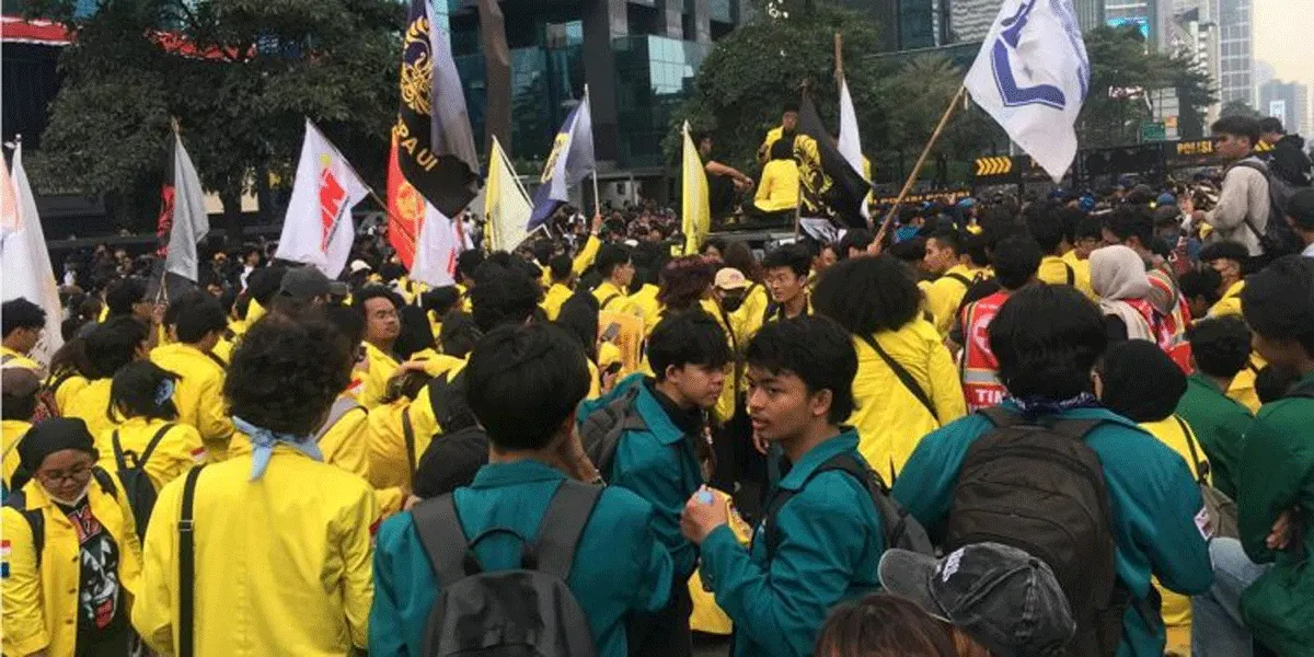 Ratusan mahasiswa menggelar demonstrasi di Jalan Thamrin, Jakarta Pusat usai diblokade oleh pihak kepolisian, Selasa (18/8/2026).
