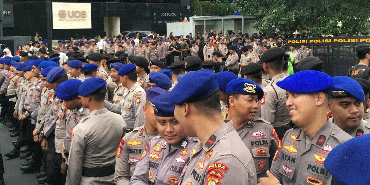 Ratusan mahasiswa menggelar demonstrasi di Jalan Thamrin, Jakarta Pusat usai diblokade oleh pihak kepolisian, Selasa (18/8/2026).
