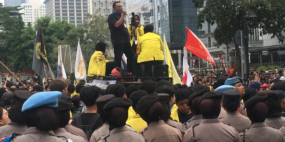 eorang orator menyampaikan aspirasi saat ikut demo mahasiswa di kawasan Thamrin, Jakarta Pusat, Selasa (18/8/2026).