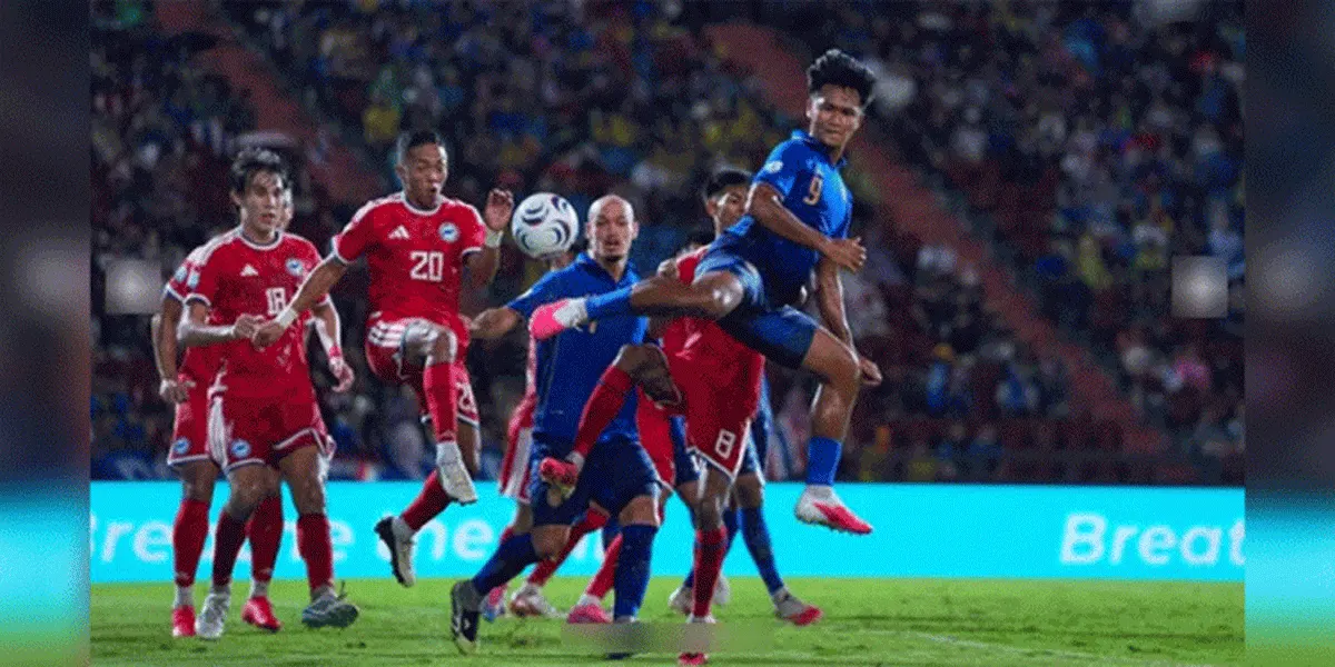 Aksi pemain Singapura dan Thailand dalam duel leg kedua semifinal Piala AFF 2026 di Rajamangala Stadium, Bangkok, Selasa (18/8/2026) malam WIB.