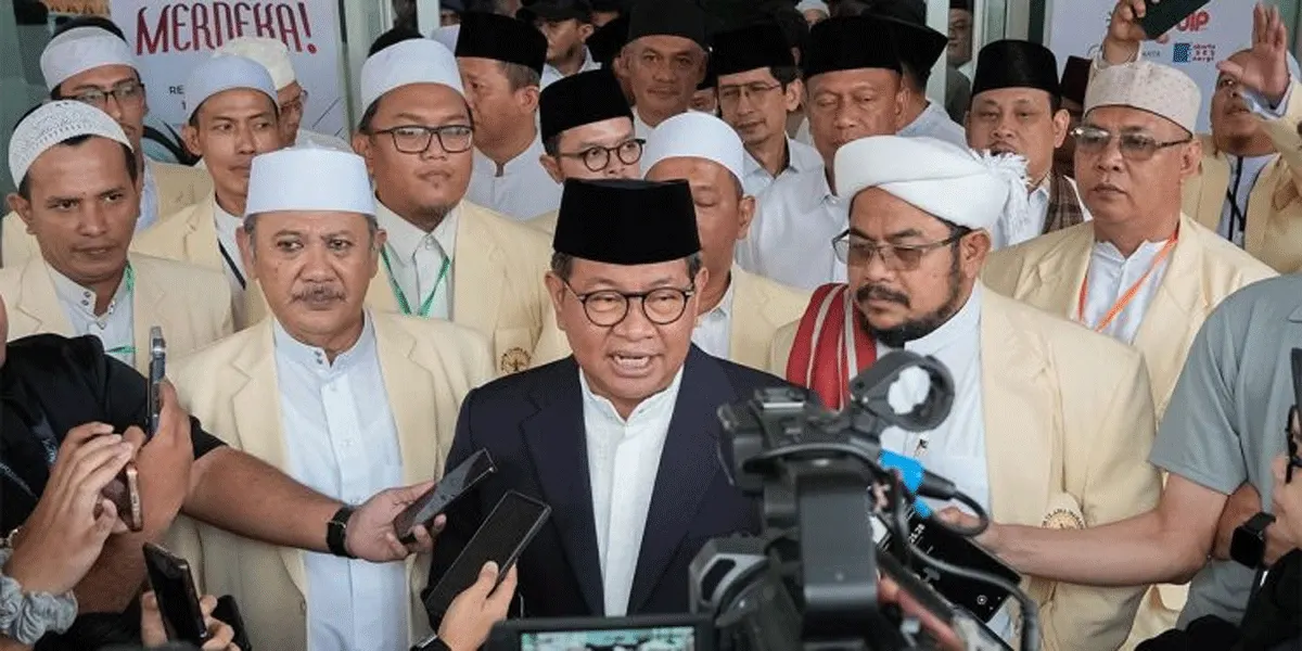 Gubernur DKI Jakarta, Pramono Anung memberikan keterangan pers usai menghadiri pelantikan pengurus Forum Ulama Habaib (FUHAB) Jakarta di Jakarta International Velodrome, Jakarta Timur, Selasa (18/8/2026).