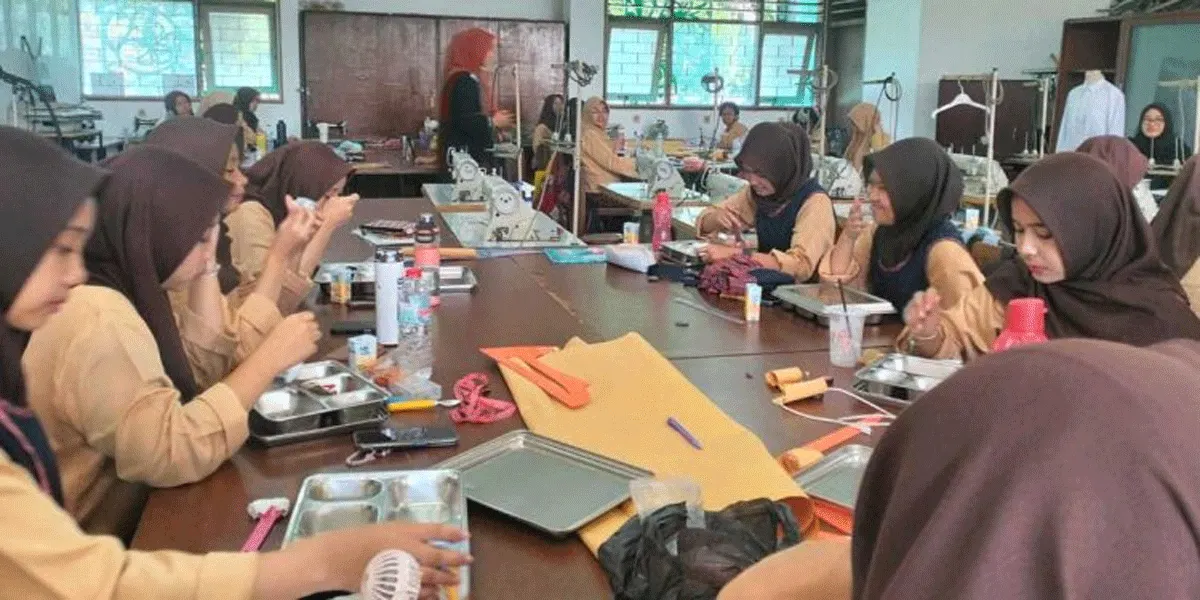 Ilustrasi siswa tengah menyantap makan bergizi gratis.
