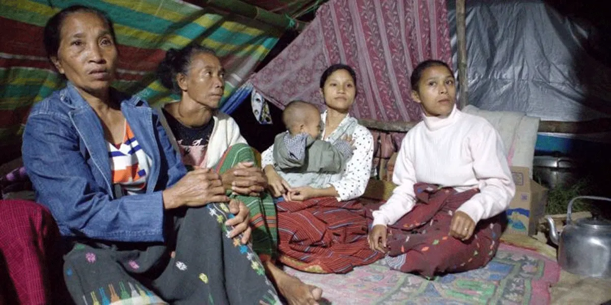 Sebanyak tujuh Kepala Keluarga di Desa Pangga, Kecamatan Kuwus, Kabupaten Manggarai Barat, NTT mendirikan tenda bersama di depan rumah mereka.