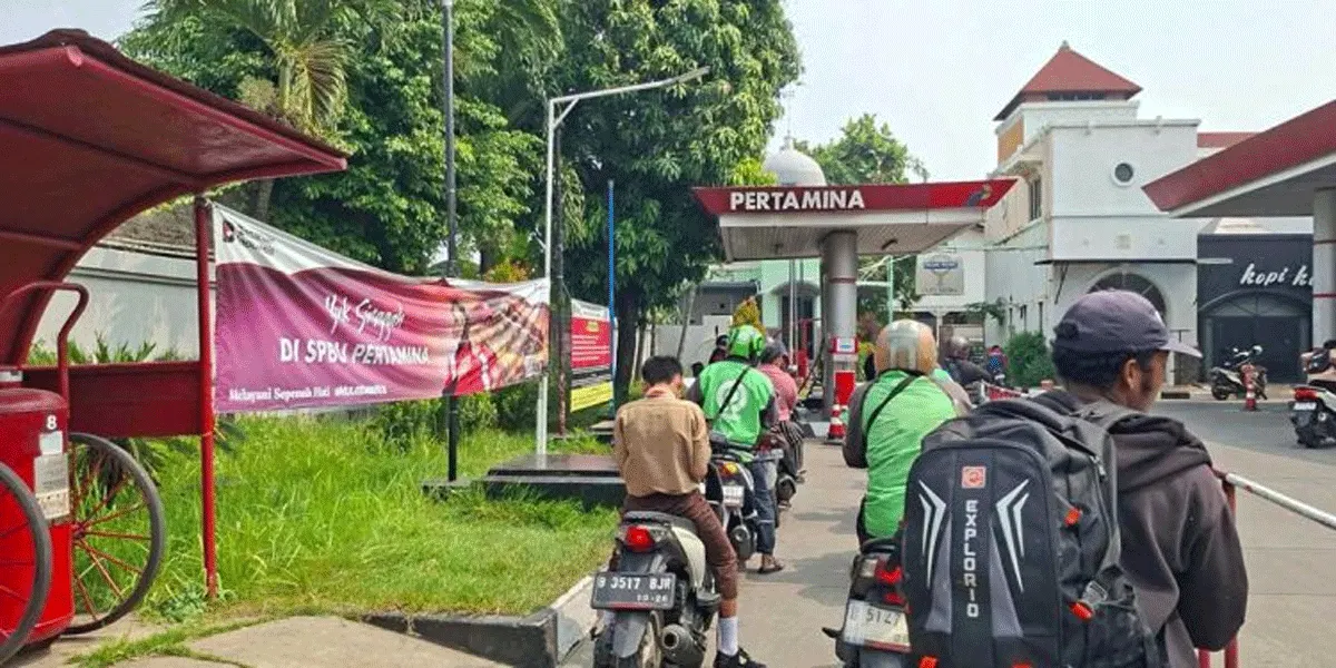Antrean panjang para pengendara roda dua mengular di SPBU Cengkareng, Jakarta Barat pascakenaikan harga Pertamax ron 92, Rabu (10/6/2026).