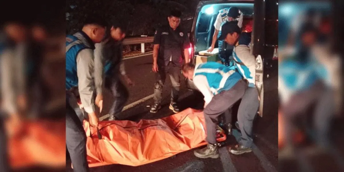 Tim layanan gerak cepat mengevakuasi jenazah korban kecelakaan lalu lintas di Tol Jagorawi KM 1.400 A, Jumat (21/8/2026).