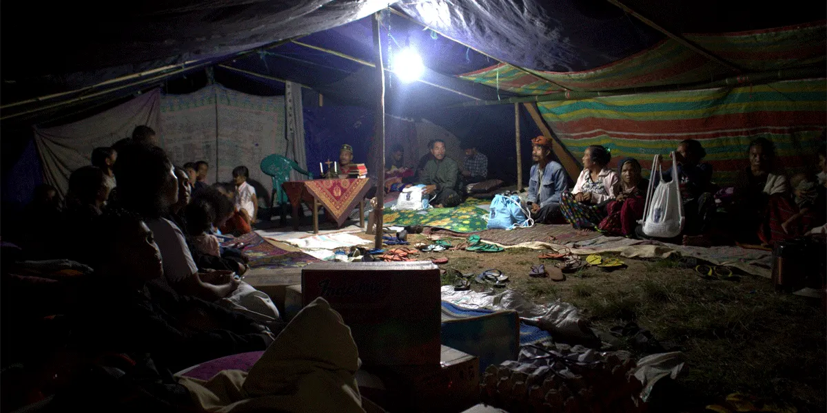 Sejumlah orang di Desa Pangga, Kecamatan Kuwus, Kabupaten Manggarai Barat, NTT mendirikan tenda bersama di depan rumah mereka sebagai upaya antisipasi risiko gempa susulan yang masih terus terjadi.