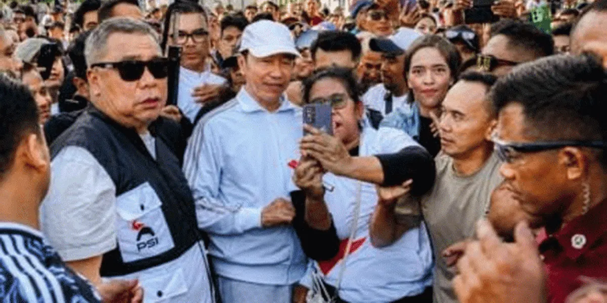 Presiden ke-7 RI Joko Widodo diajak foto bersama oleh kader PSI usai Rakorda PSI Kota Kupang, NTT, Sabtu (1/8/2026).