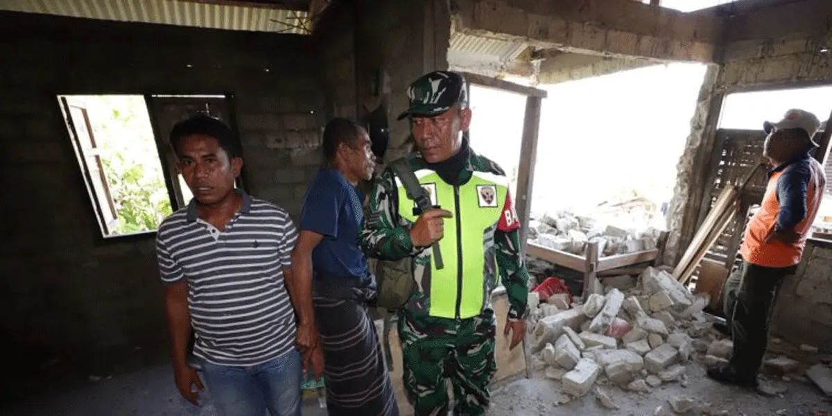 Personel BPBD Kabupaten Ende bersama Babinsa dan Kepala Desa Jegharangga, meninjau salah satu rumah yang mengalami kerusakan di bagian dinding rumah akibat gempa M 7,7 di Desa Jegharangga, Kecamatan Nagapanda, Nusa Tenggara Barat, Jumat (21/8).