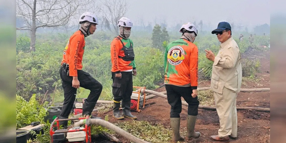 Presiden Prabowo Subianto meninjau salah satu lokasi terdampak kebakaran di Desa Limbung, Kabupaten Kubu Raya, Provinsi Kalimantan Barat, pada 22 Agustus 2026.