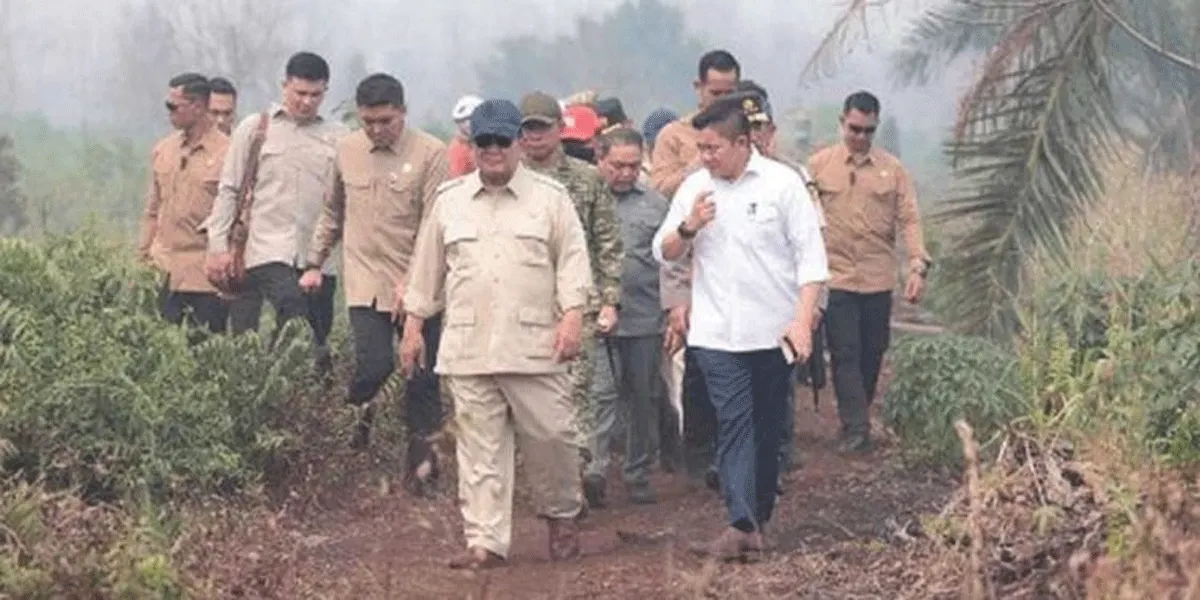 Presiden Prabowo Subianto meninjau langsung lokasi kebakaran hutan dan lahan di Desa Limbung, Kecamatan Sungai Raya, Kabupaten Kubu Raya, Kalimantan Barat, Sabtu (22/8/2026).