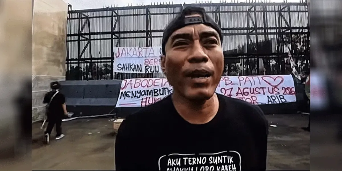 Koordinator Aliansi Masyarakat Pati Bersatu (AMPB) Supriyono alias Totok, saat memberikan keterangan  di sela akis unjuk rasa di depan Gedung DPR RI, pada Jumat (21/8/2026).