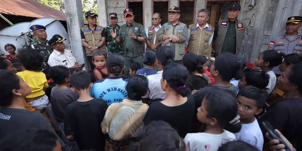 Pimpinan BNPB memberikan sosialisasi kepada warga terdampak gempa M 7,7 Flores di Desa Peozaka Ramba, Kabupaten Ende, NTT, Rabu (19/8/2026).