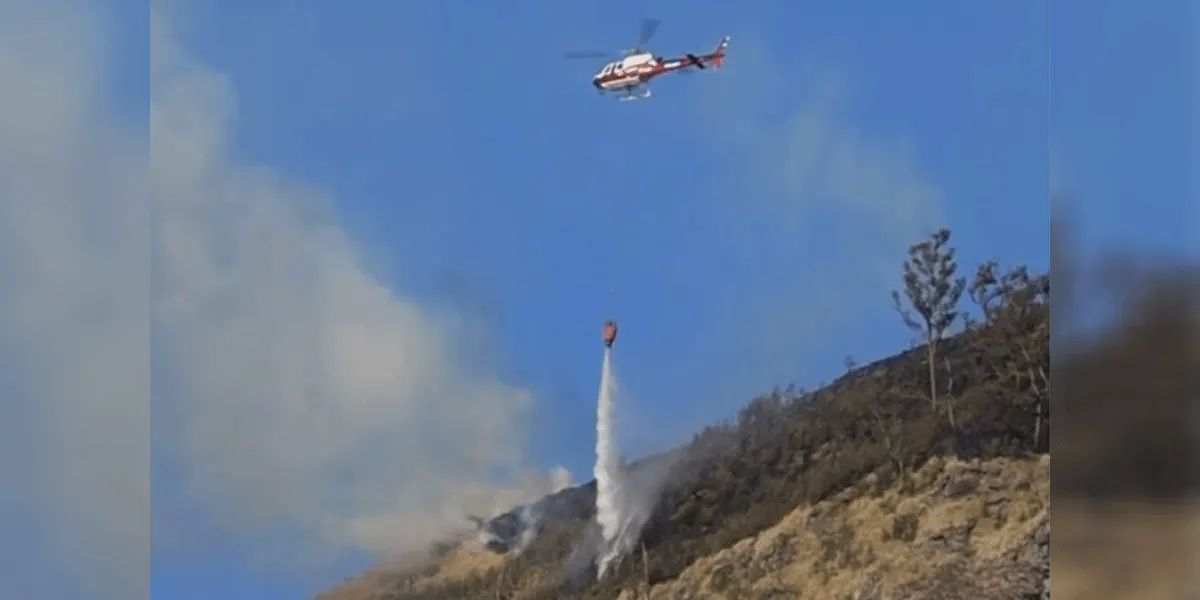 Ilustrasi - Pesawat water bombing menjatuhkan air ke titik kebakaran sebagai bagian dari upaya penanganan karhutla dari udara.