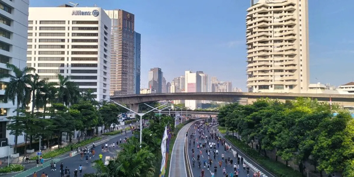 Langit di kawasan Jalan Jenderal Sudirman, Jakarta terpantau cerah.