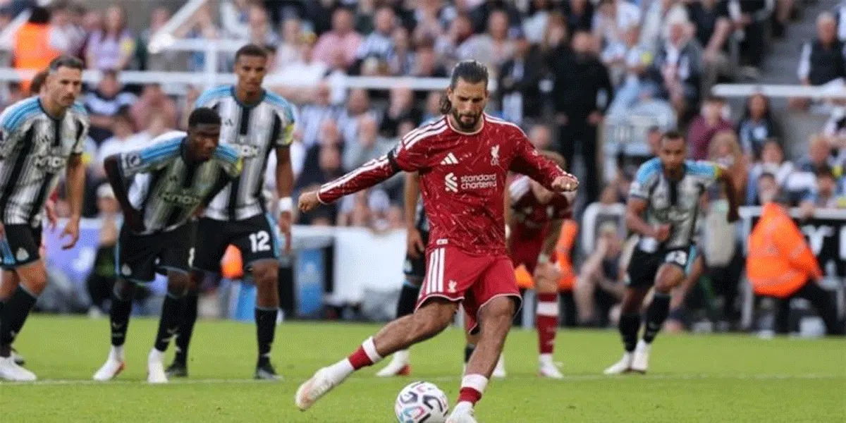 Pemain Liverpool, Dominik Szoboszlai mencetak gol ke gawang Newcastle dari titik putih dalam laga pekan pertama Liga Inggris 2026/2027, Minggu (23/8/2026) malam WIB.