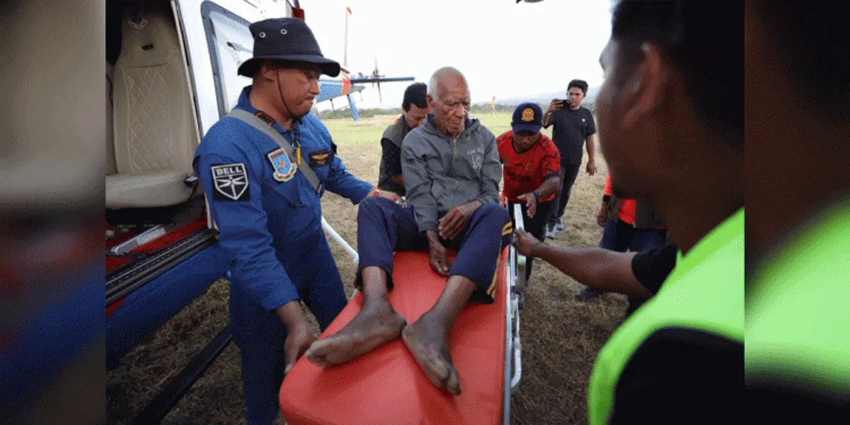 Proses evakuasi penyintas bernama Yohanis Riba (75) yang mengalami memar kaki setelah tertimpa reruntuhan bangunan akibat gempa M 7,7 Flores di Bandara Frans Seda, Maumere, Kabupaten Sikka, Nusa Tenggara Timur, Minggu (23/8/2026).