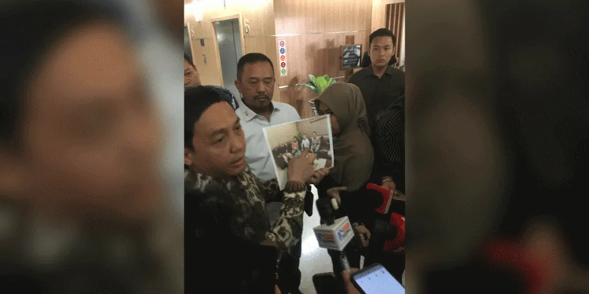 Menteri Kehutanan RI Raja Juli Antoni menunjukkan pertemuan staf khususnya dengan Bupati Kuantan Singingi Suhardiman Amby saat mengembalikan amplop.